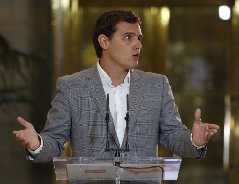 GRA129. MADRID, 12072016.- El líder de Ciudadanos, Albert Rivera, durante la rueda de prensa posterior a la reunión mantenida con el presidente del Gobierno en funciones, Mariano Rajoy, hoy en el Congreso. Rivera ha anunciado hoy que mañana convocará a la