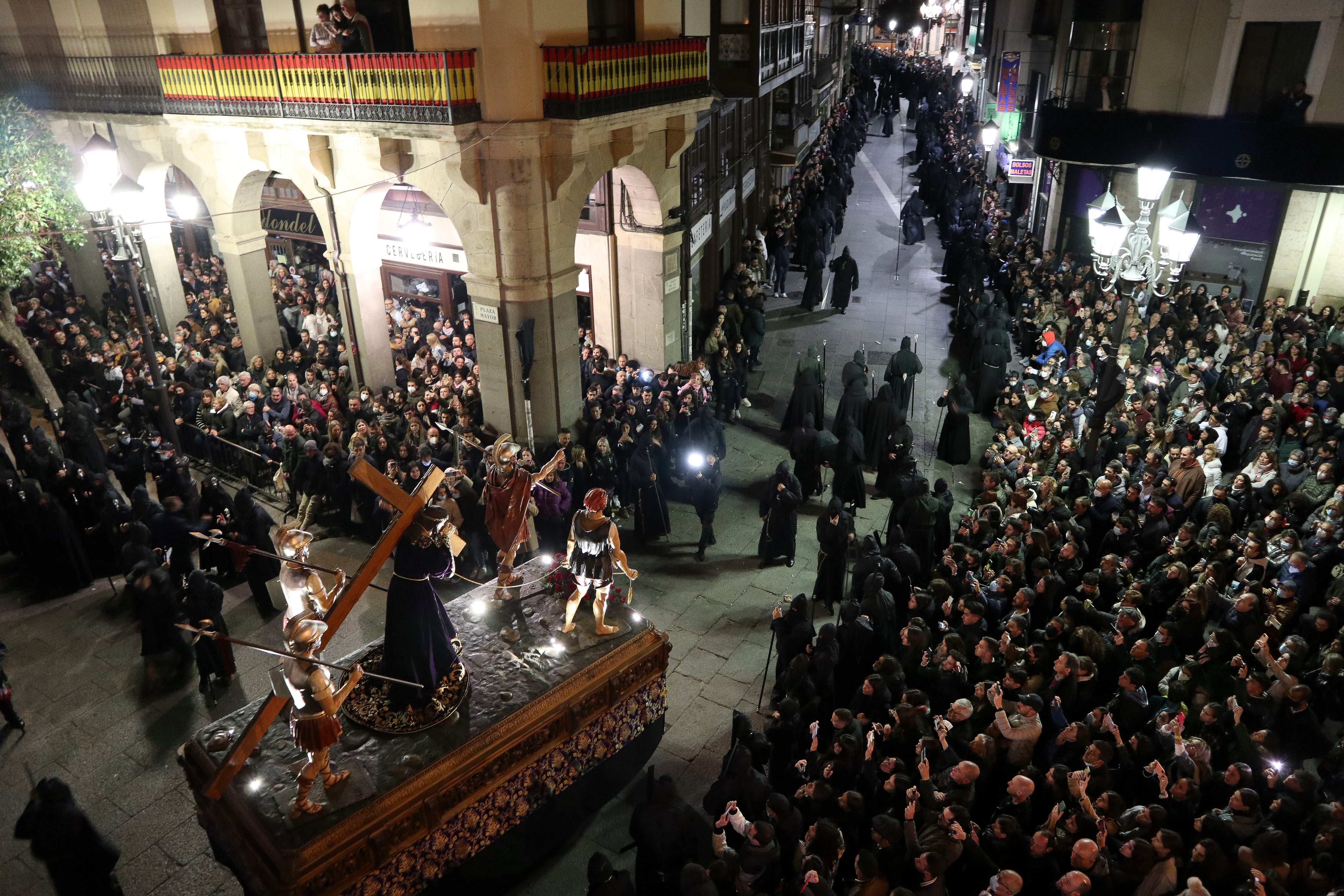 El &quot;cinco de copas&quot;, nombre con el que popularmente se conoce al paso de Jesús camino del calvario, se ha bailado esta madrugada al ritmo de la marcha fúnebre de Thalberg, por primera vez en la calle a la vista del público, en el acto que marcó el inicio de la procesión más numerosa de Zamora.