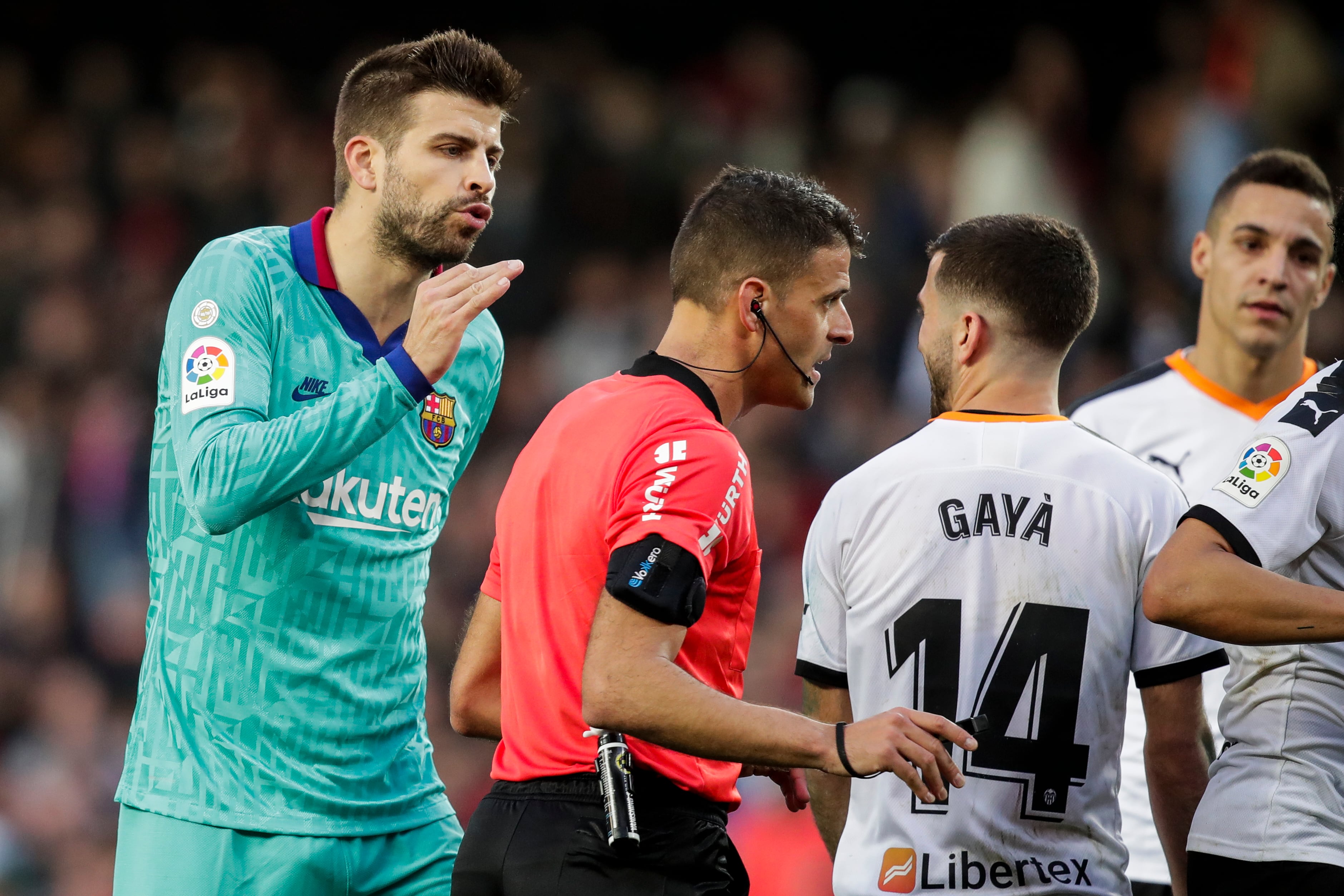 Gerard Piqué protesta a Gil Manzano una falta de un Valencia - Barça de Liga (Photo by David S. Bustamante/Soccrates/Getty Images)