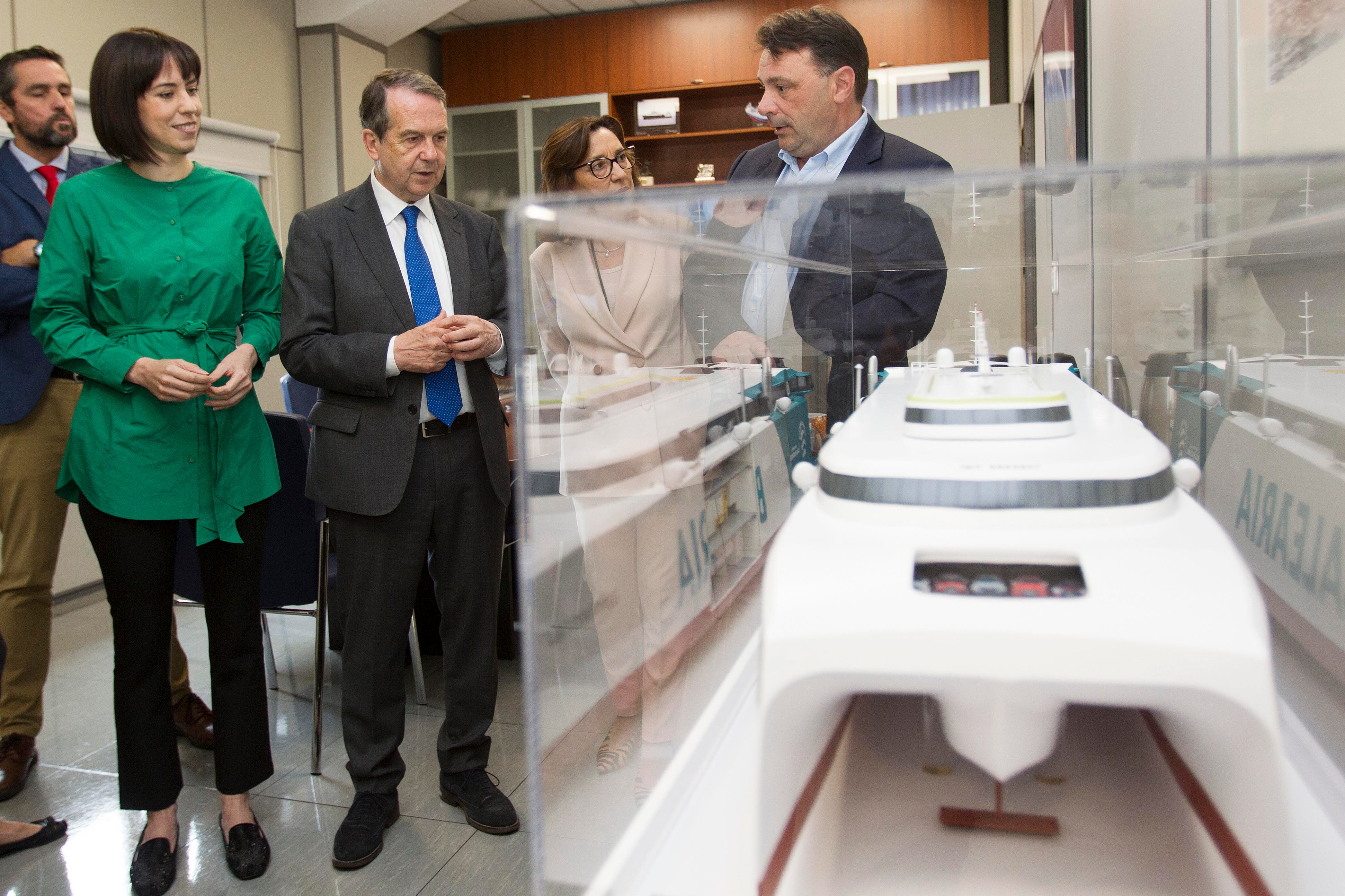 VIGO, 23/05/2022.- La ministra de Ciencia e Innovación, Diana Morant (i), acompañada del director comercial de Armón, Ricardo García (d) y el alcalde y presidente de la FEMP, Abel Caballero (2i) durante su visita este lunes al astillero, donde también se reunió con la secretaria general de Pesca, Alicia Villauriz. EFE/ Salvador Sas
