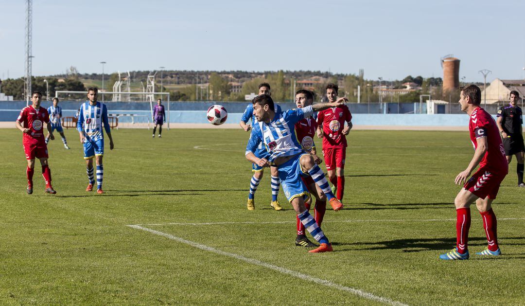 Acción de partido entre Arandina y Segoviana