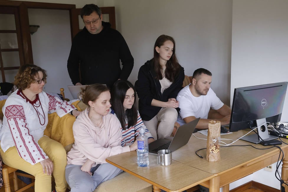 Una veintena de programadores llegados de Ucrania dan esperanza a Cariño (foto: Kiko Delgado / EFE)