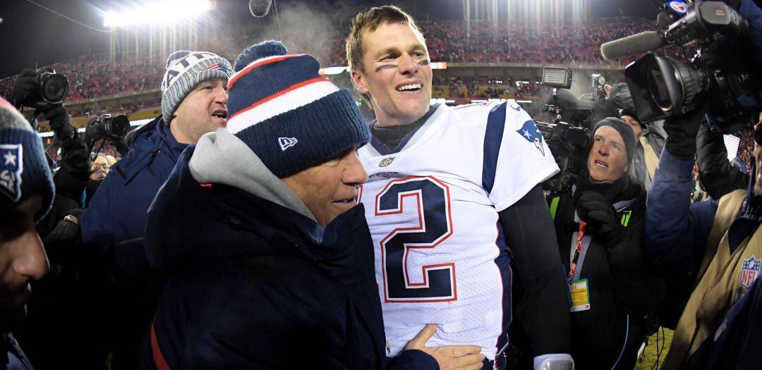 Tom Brady y Bill Belichik celebran la victoria ante los Chiefs