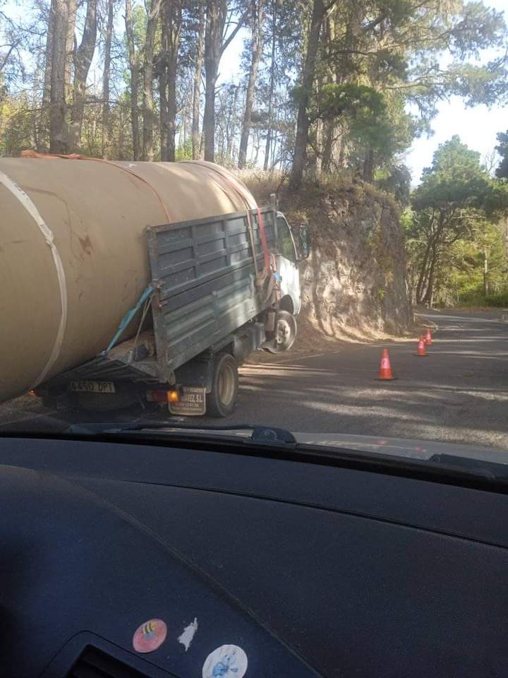 Un camionero casi vuelca intentando transportar una carga el doble de grande que la furgoneta