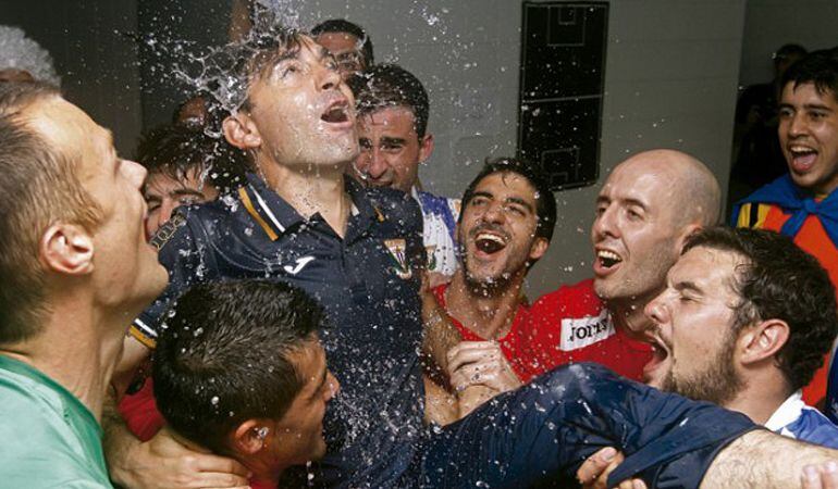 Garitano celebra con sus jugadores el ascenso a Segunda División.