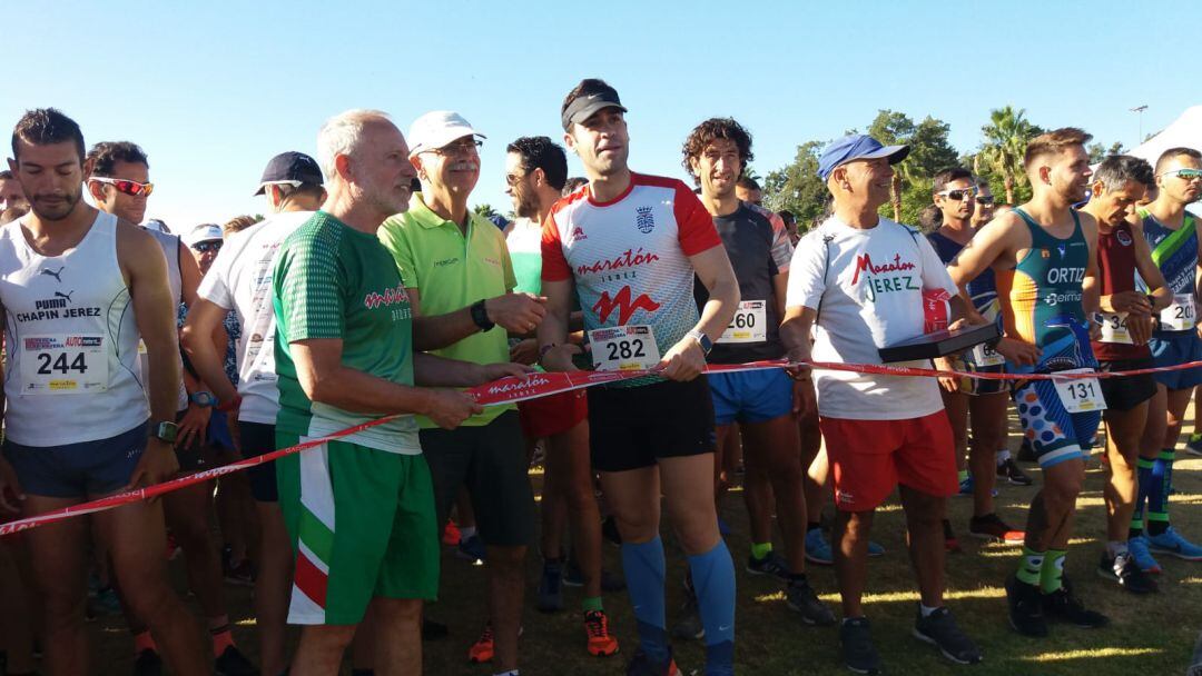 Salida de la carrera con Ismael Jordi cortando la cinta 