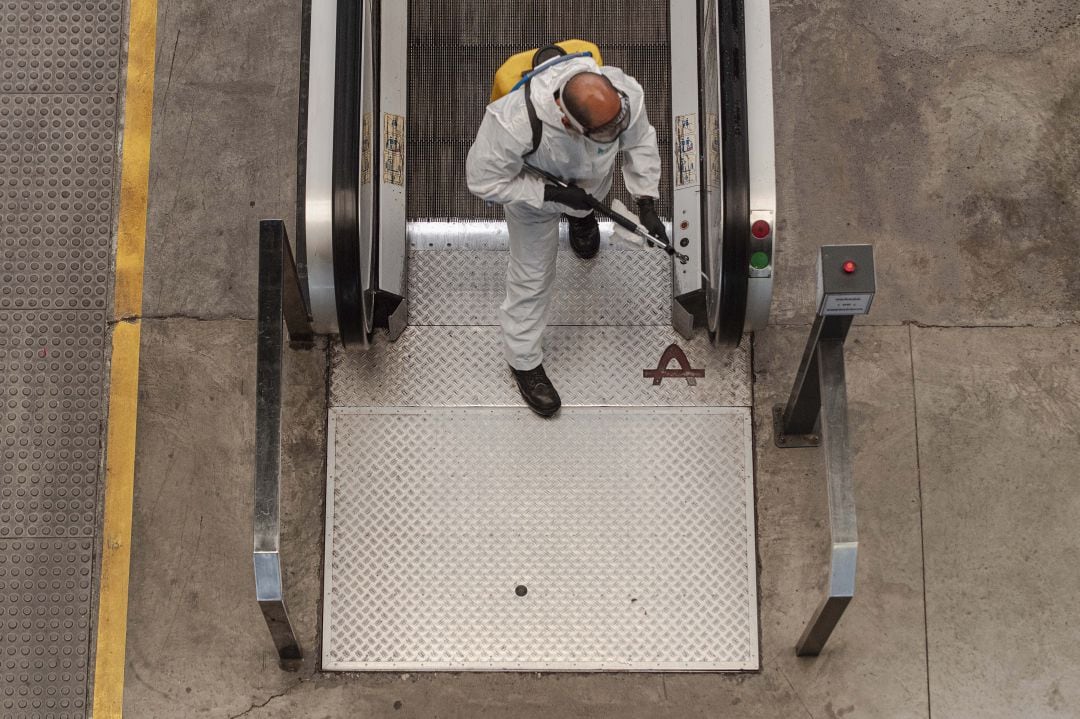 La UME desinfecta la estación de trenes de Sevilla en marzo de 2020