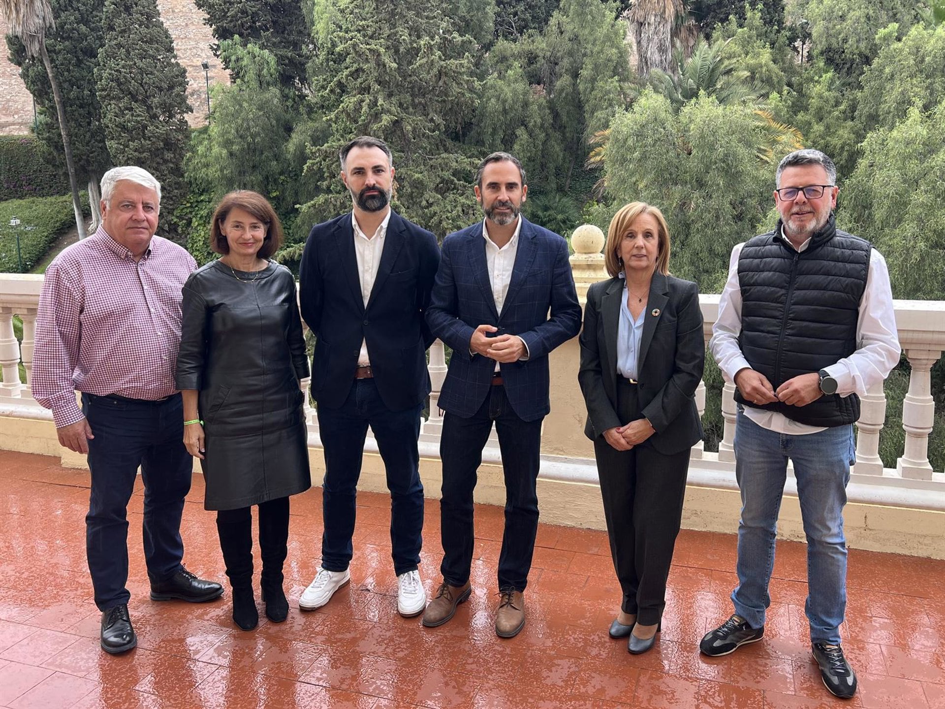 El portavoz municipal del PSOE, Daniel Pérez, junto con ediles socialistas