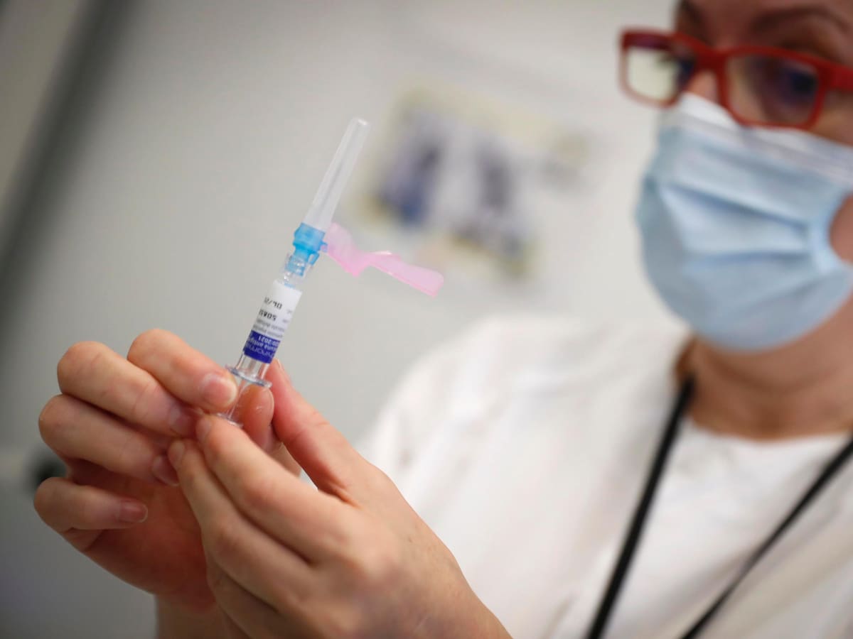 Raquel Rodríguez, delegada de SATSE en el Hospital de Getafe, repasa sus demandas de enfermería a la gerencia