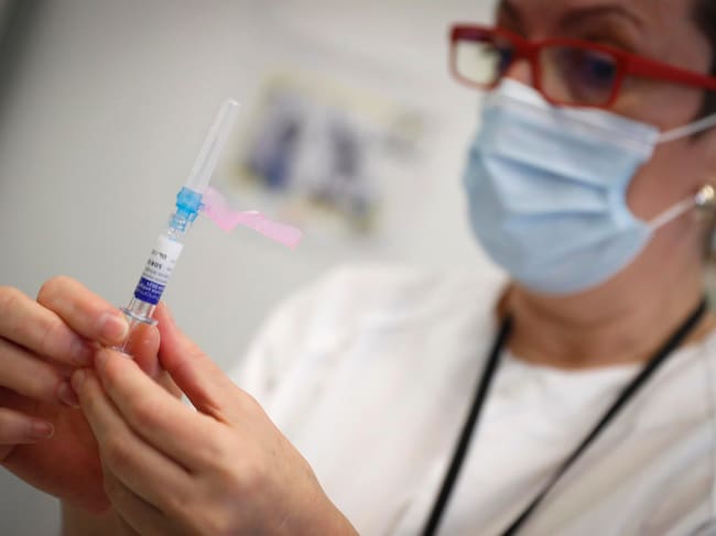 Una enfermera preparando una inyección