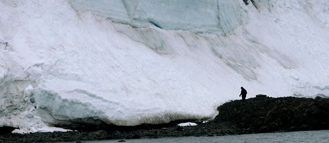 Un hombre camina al borde de un glaciar en la Antártida uruguaya, en una imagen de archivo