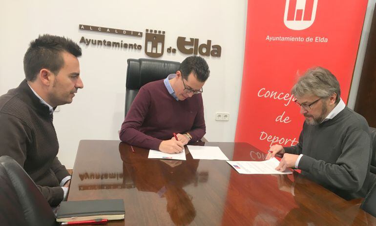 Firma del convenio con el Ayuntamiento de Elda