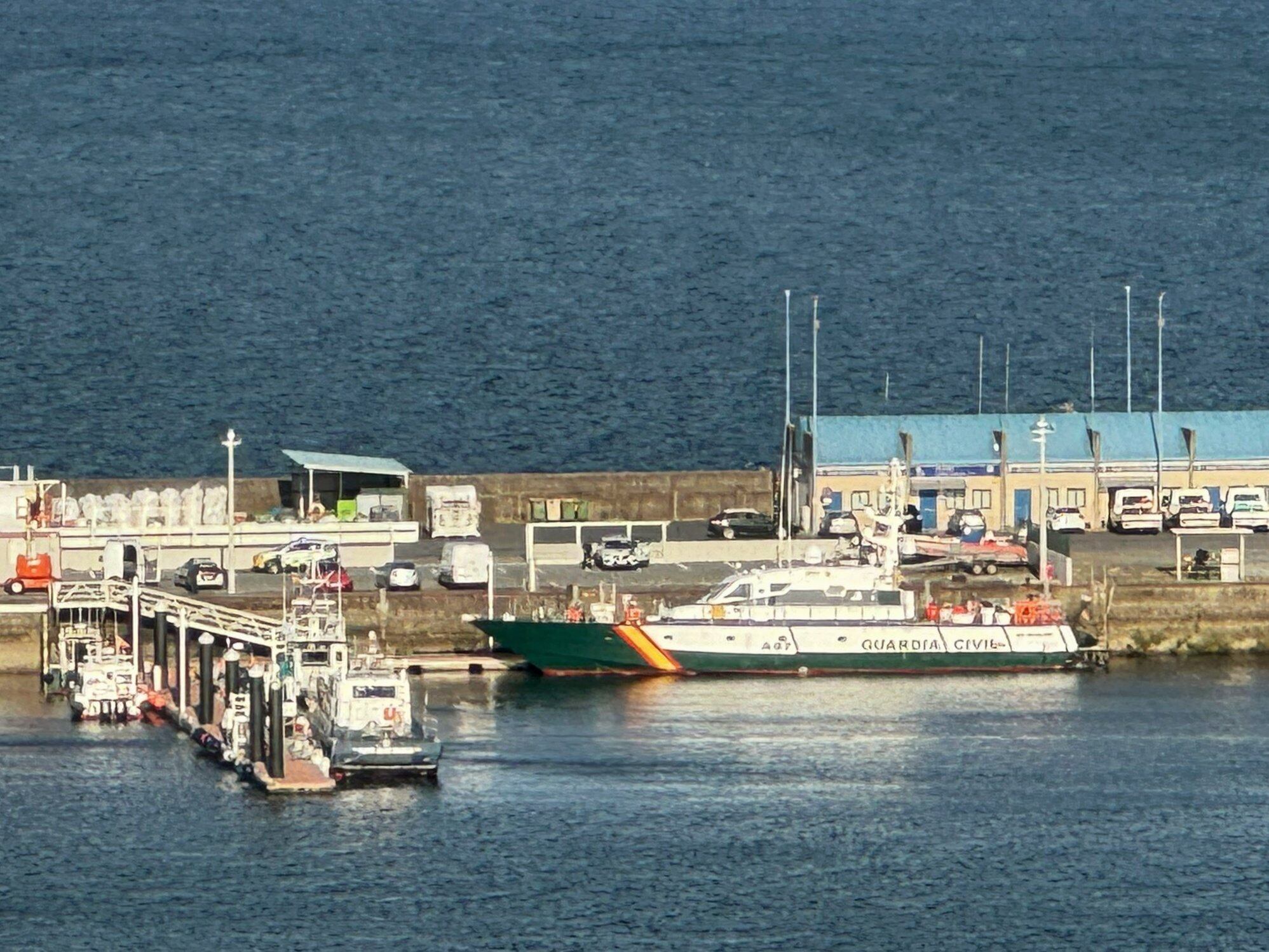 Lancha de la Guardia Civil en el puerto de Oza