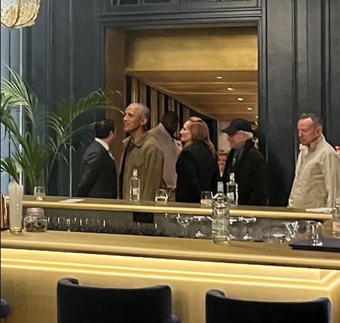 Barack Obama,  Patti Scialfa, Steven Spielberg y Bruce Springsteen a su salida del restaurante