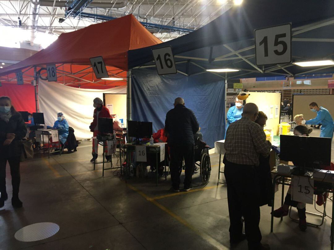 Campaña de vacunación en el interior del pabellón Multiusos Sánchez Paraíso de Salamanca