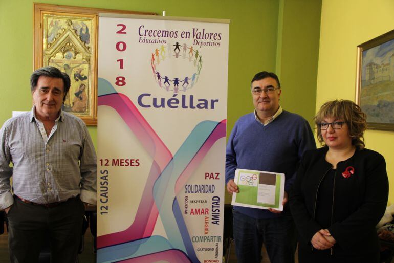 El alcalde de Cuéllar, Jesús García, junto a los ediles de Cultura y Deportes, Sonia Martín y Luis Senovilla tras la presentación del proyecto &#039;12 meses 12 causas&quot;