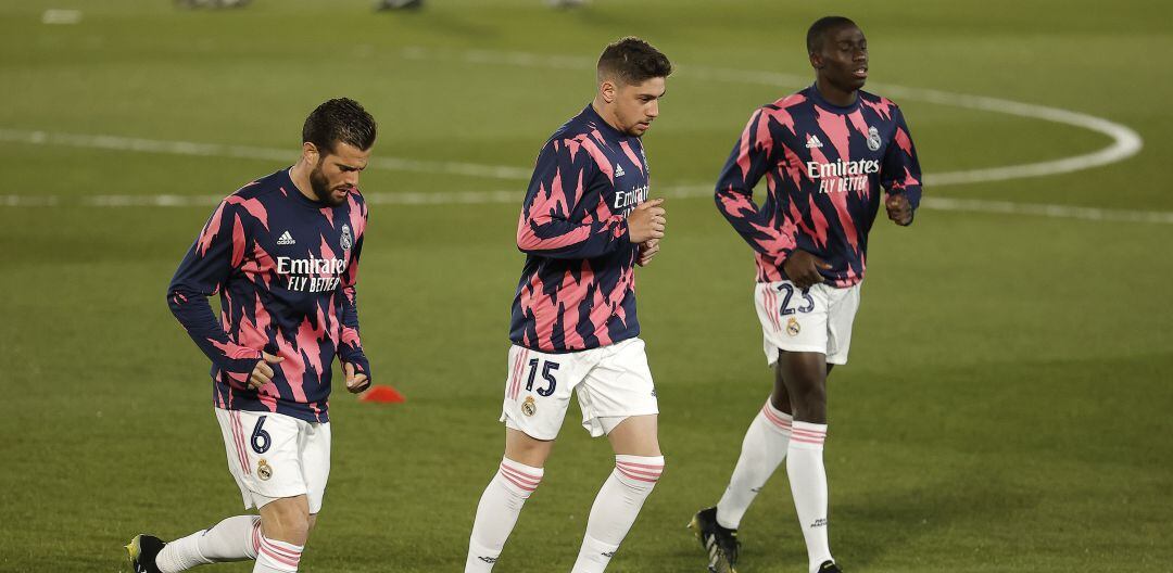 Fede Valverde y Ferland Mendy, calientan antes del Clásico en el Di Stéfano