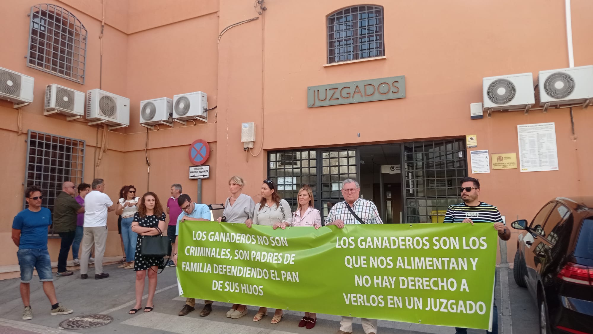 Simpatizantes de VOX en la sede judicial de Lorca