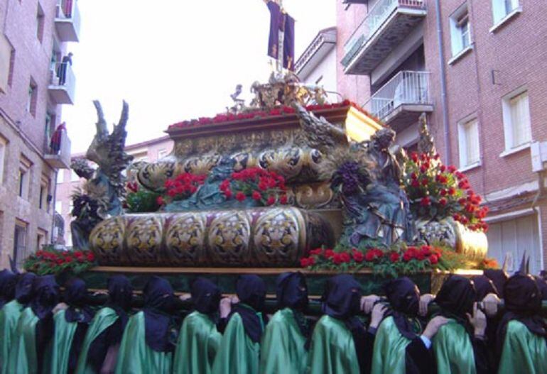 La cofradía de la Vera Cruz elige a su hermano mayor el próximo día 21 con dos candidatos