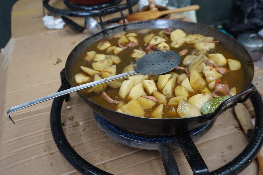 Cazuela con uno de los guisos de patata de anteriores ediciones