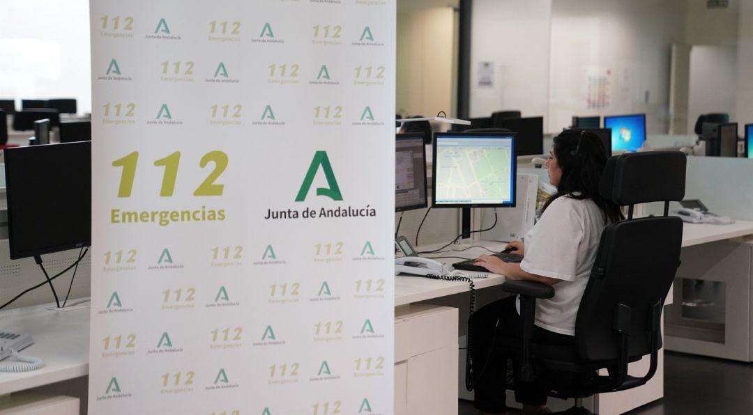 Una trabajadora en la sala del 112 Andalucía.