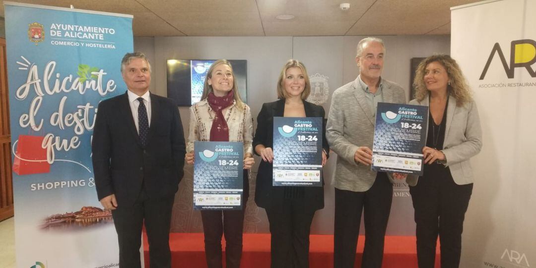 Mari Carmen Sánchez, en el centro de la imagen