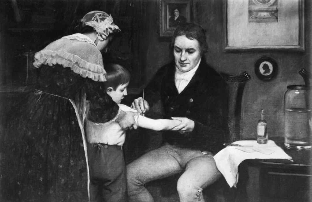 Dr. Edward Jenner (1749-1823), médico británico que realizó su primera vacunación a James Phipps, un niño de ocho años, el 14 de mayo de 1796. Pintura de E. Board en el Welcome Museum de Londres.