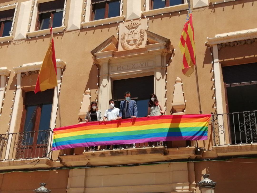 La bandera del movimiento LGTBIQ+ en el balcón del Ayuntamiento de Elda 