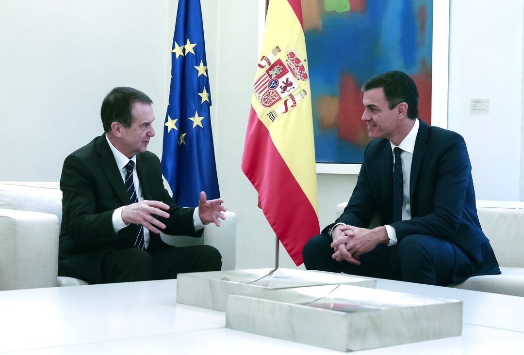 Abel Caballero hablando con Pedro Sánchez en La Moncloa.