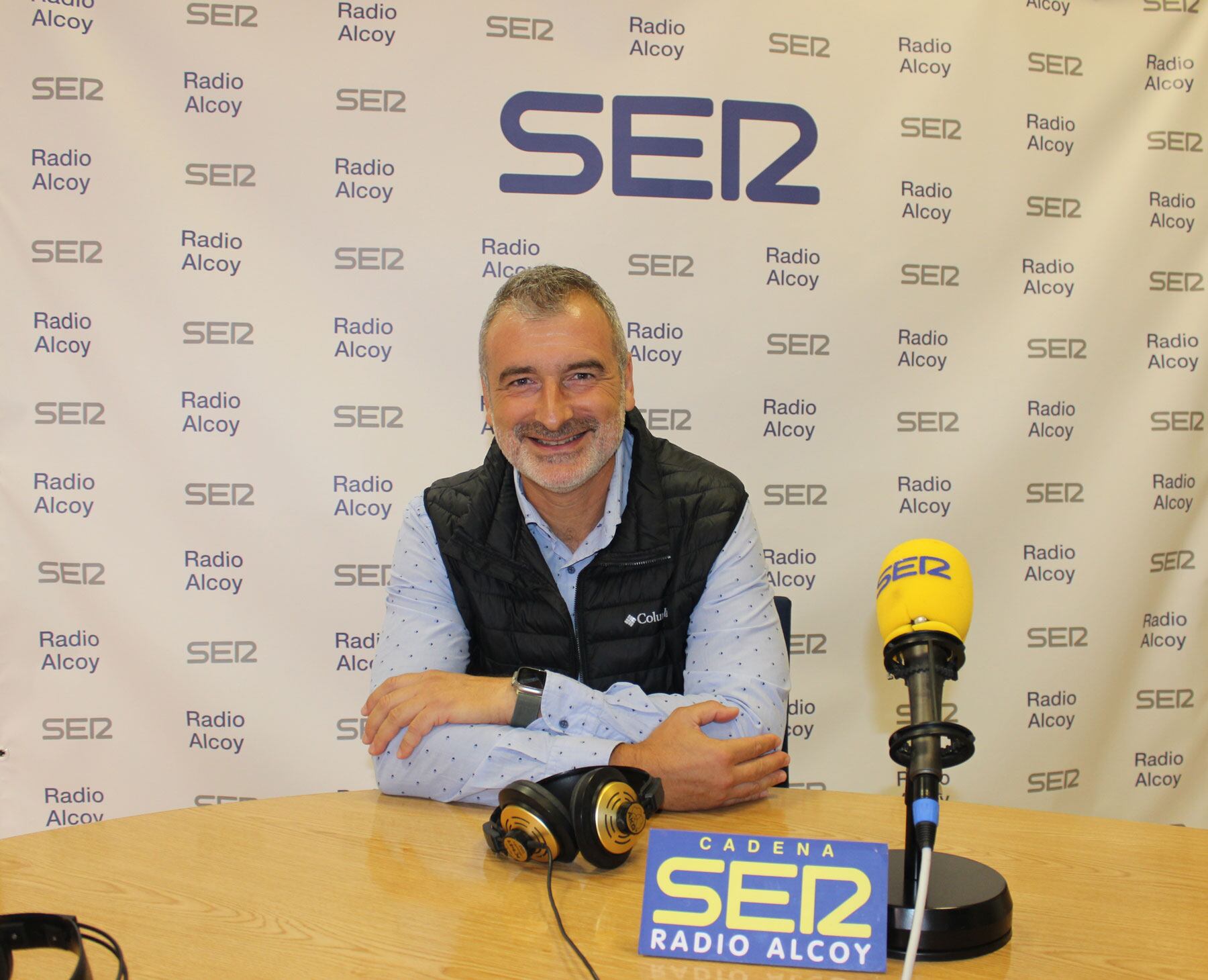 Juanma Cortell, en l'estudi central de Radio Alcoy