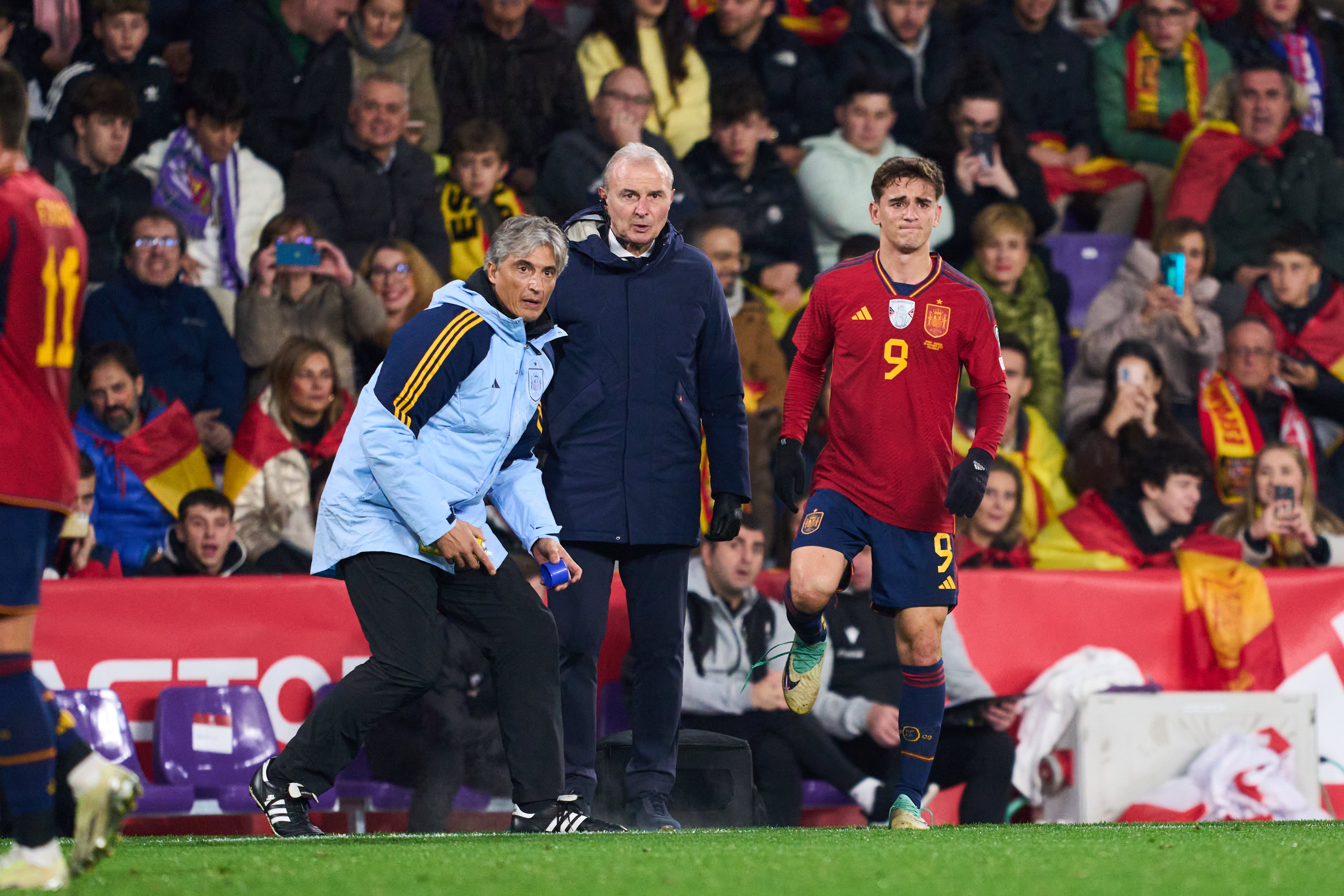 Gavi recibe tratamiento médico del Doctor Celada durante el partido de clasificación para la Eurocopa 2024 entre España y Georgia en el José Zorrilla. (Photo by Juan Manuel Serrano Arce/Getty Images)