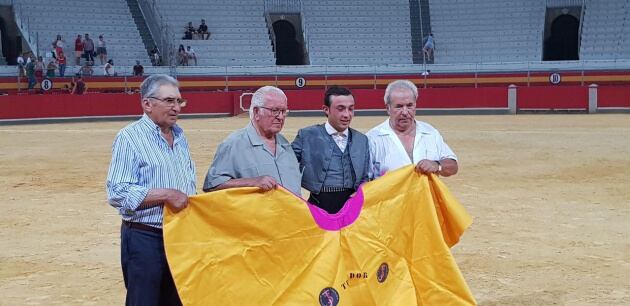 El presidente de Los tres Juanes, los profesores de la Escuela taurina de Atarfe y el triunfador de la tarde, Curro Ortiz