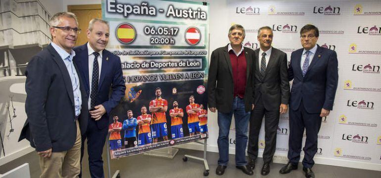 López Benito, a la izquierda, en la presentación de uno de los diferentes encuentros oficiales que la selección nacional de balonmano disputó en León
