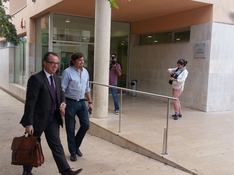 El reigidor d'Urbanisme d'Alcanar, a la seva entrada als jutjats d'Amposta, abans de la declaració davant la jutge que porta el cas