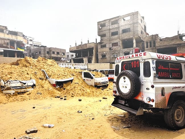 Captura de una fotografía de vehículos y edificios destruidos facilitada por los médicos presentes en Gaza