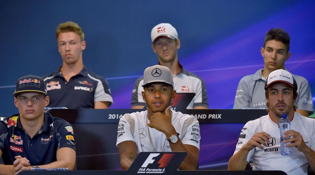 Verstappen, Hamilton y Alonso en atendiendo a los medios