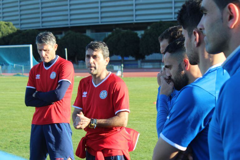 Pepe Masegosa durante la charla antes de comenzar el entrenamiento