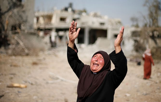 Una mujer palestina clama al cielo tras ser destruida su casa