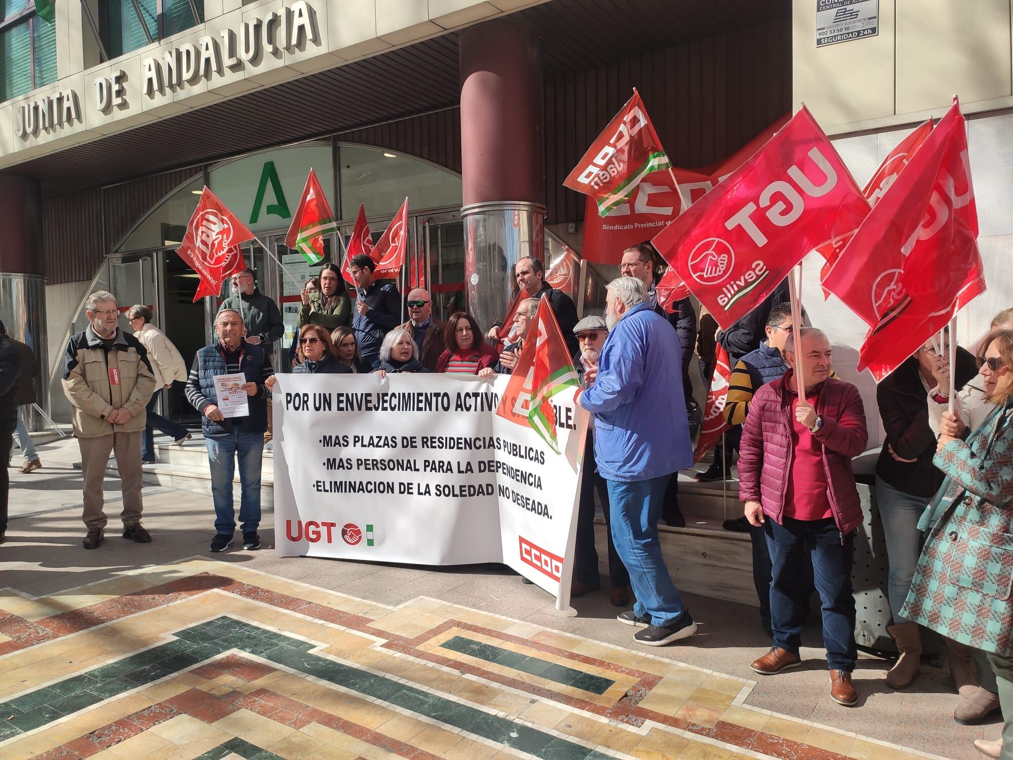 Concentración en Jaén de los sindicatos UGT y CCOO para exigir mejoras en la Dependencia