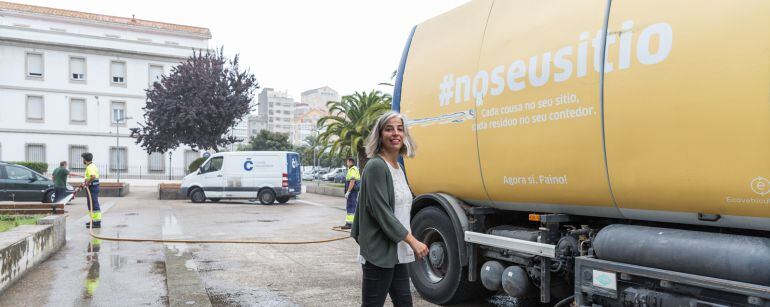 María García ante un camión de limpieza