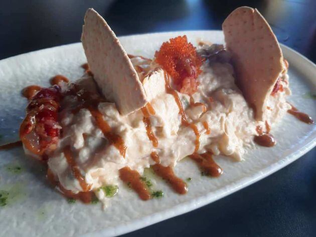 Ensaladilla con corvina, carabinero y mojo picón