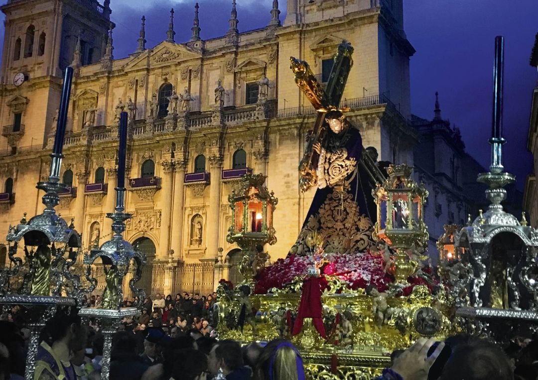 La imagen del Abuelo con la Catedral de Jaén al fondo.