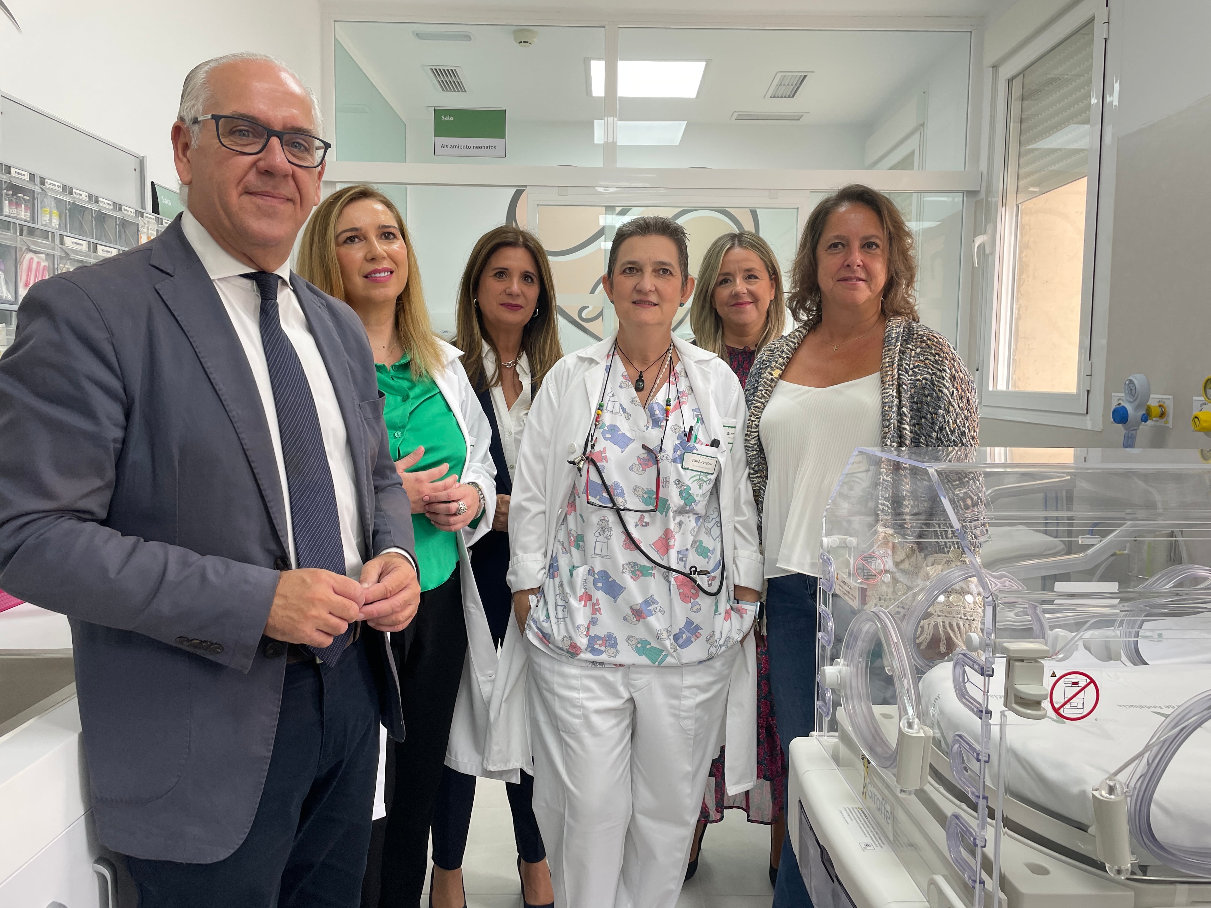 La consejera de Salud, Catalina García, inaugura el área de Pediatría del hospital de Linares, junto a otras autoridades y profesionales sanitarios.