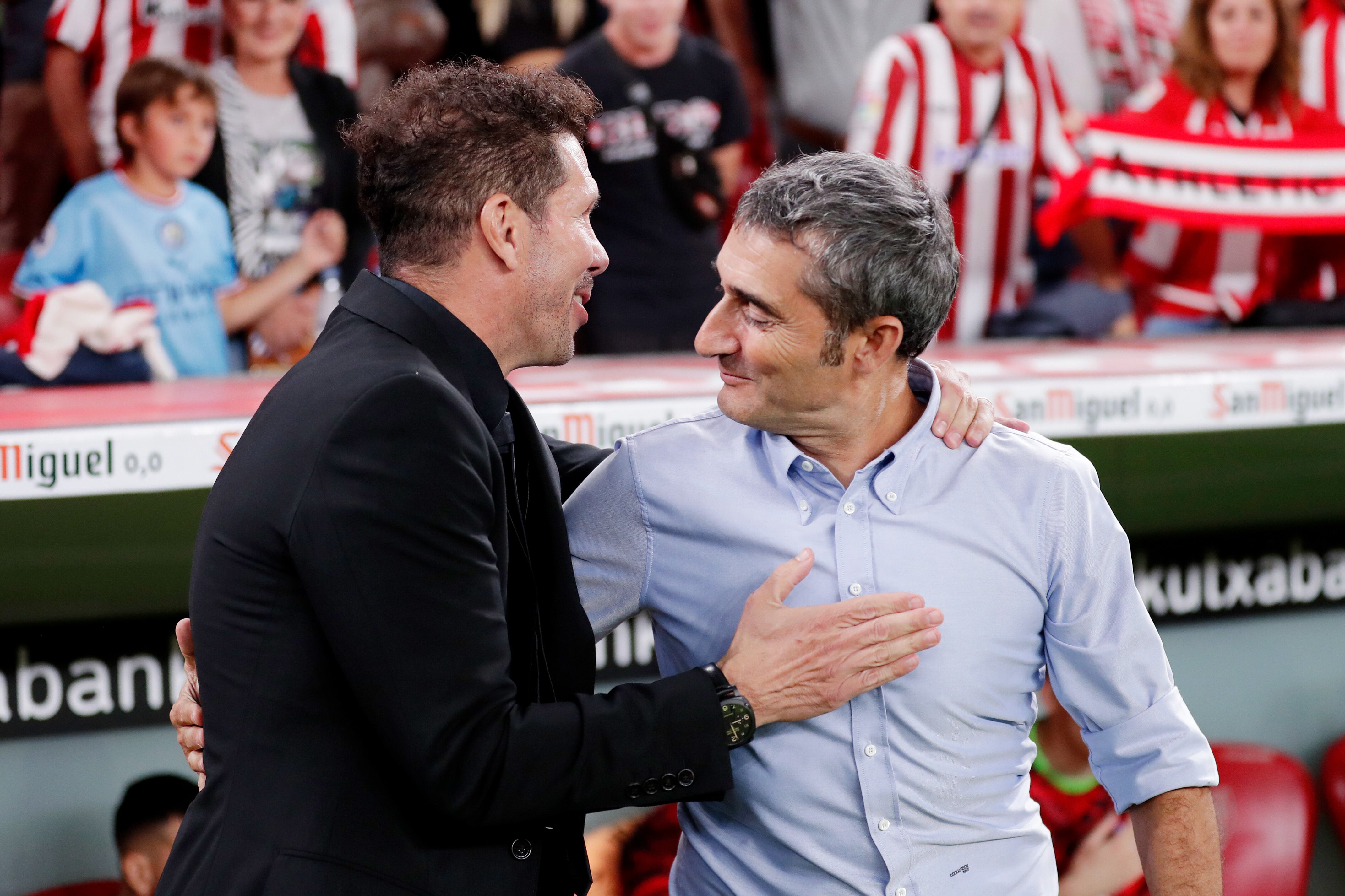 Diego Pablo Simeone, entrenador del Atlético de Madrid, y Ernesto Valverde, técnico del Athletic Club (Photo by David S. Bustamante/Soccrates/Getty Images)