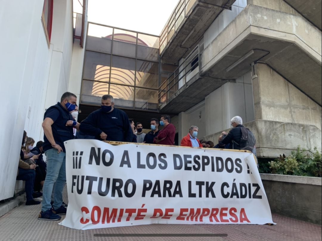 Extrabajadores de LTK, en la protesta por su despido frente a la planta el pasado mes de noviembre