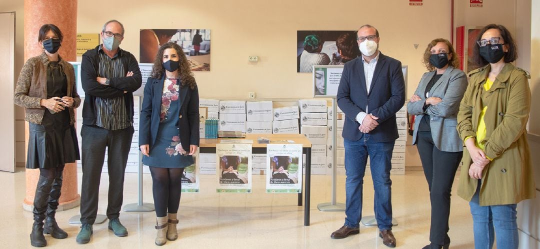Entrega de libros por parte de la UJA a la ONG Fiet Gratia.