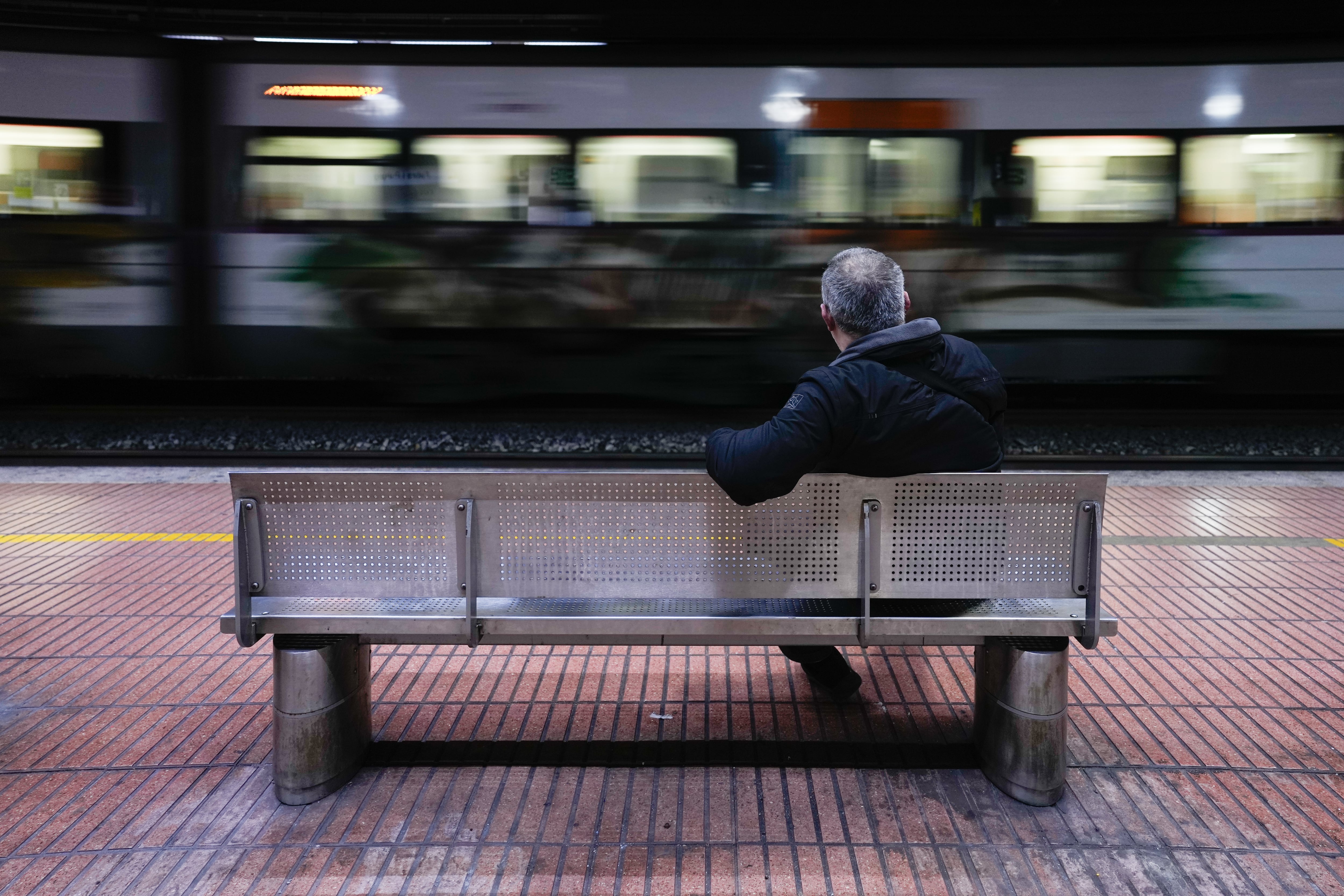 GRAFCAT7157. BARCELONA (ESPAÑA), 26/01/2026.-Aspecto de la estación de Fabra i Puig de Barcelona, este lunes en que el servicio de Rodalies y Media Distancia de Cataluña vuelve a sufrir una jornada caótica a raíz de las incidencias que afectan esta mañana al centro de control centralizado de Adif, y que repercuten en continuas suspensiones de la circulación de trenes.EFE/ Enric Fontcbuerta