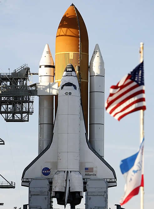 El transbordador espacial 'Atlantis' en su lanzadera