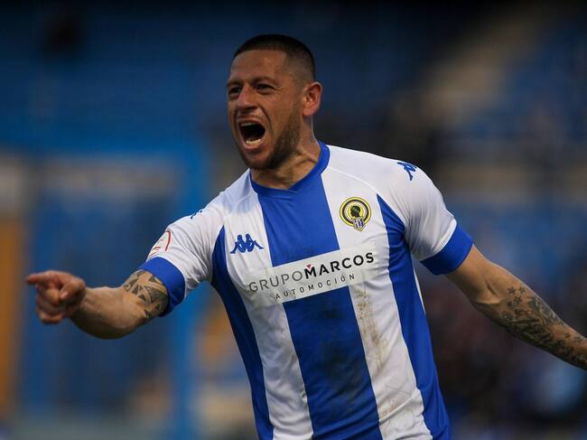 Javier Acuña celebra su gol ante Alzira