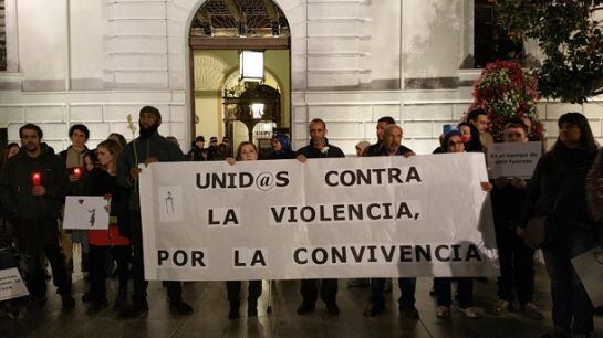 Concentración en Granada de movimientos sociales, parroquias y mezquitas de la ciudad tras los atentados de París
